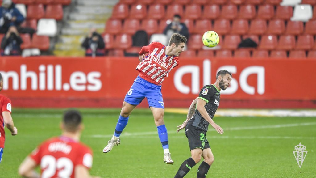 Gragera salta a por un balón ante Borja Bastón en un Sporting-Leganés