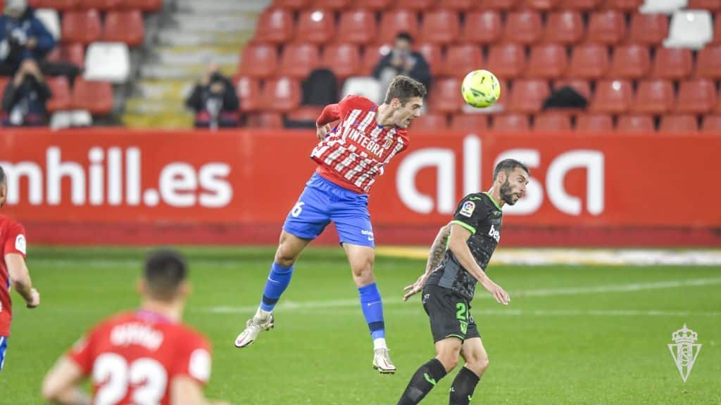 Gragera salta a por un balón ante Borja Bastón en un Sporting-Leganés