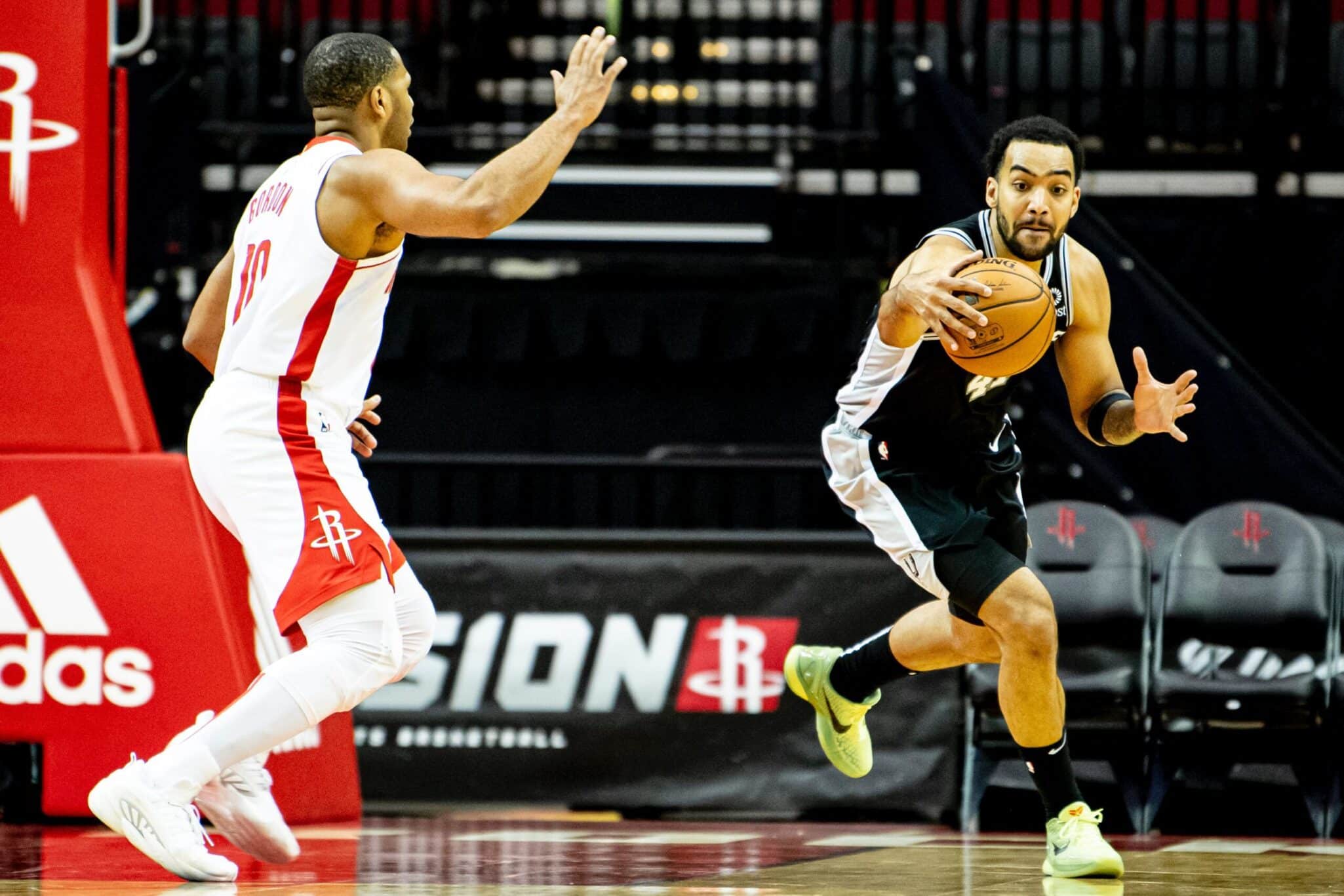 Trey Liles (41) controla la pelota ante Eric Gordon (10)