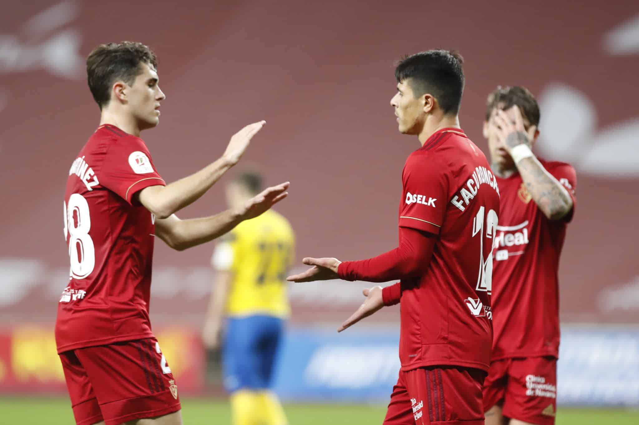 Lance del encuentro en La Cartuja entre Tomares y Osasuna