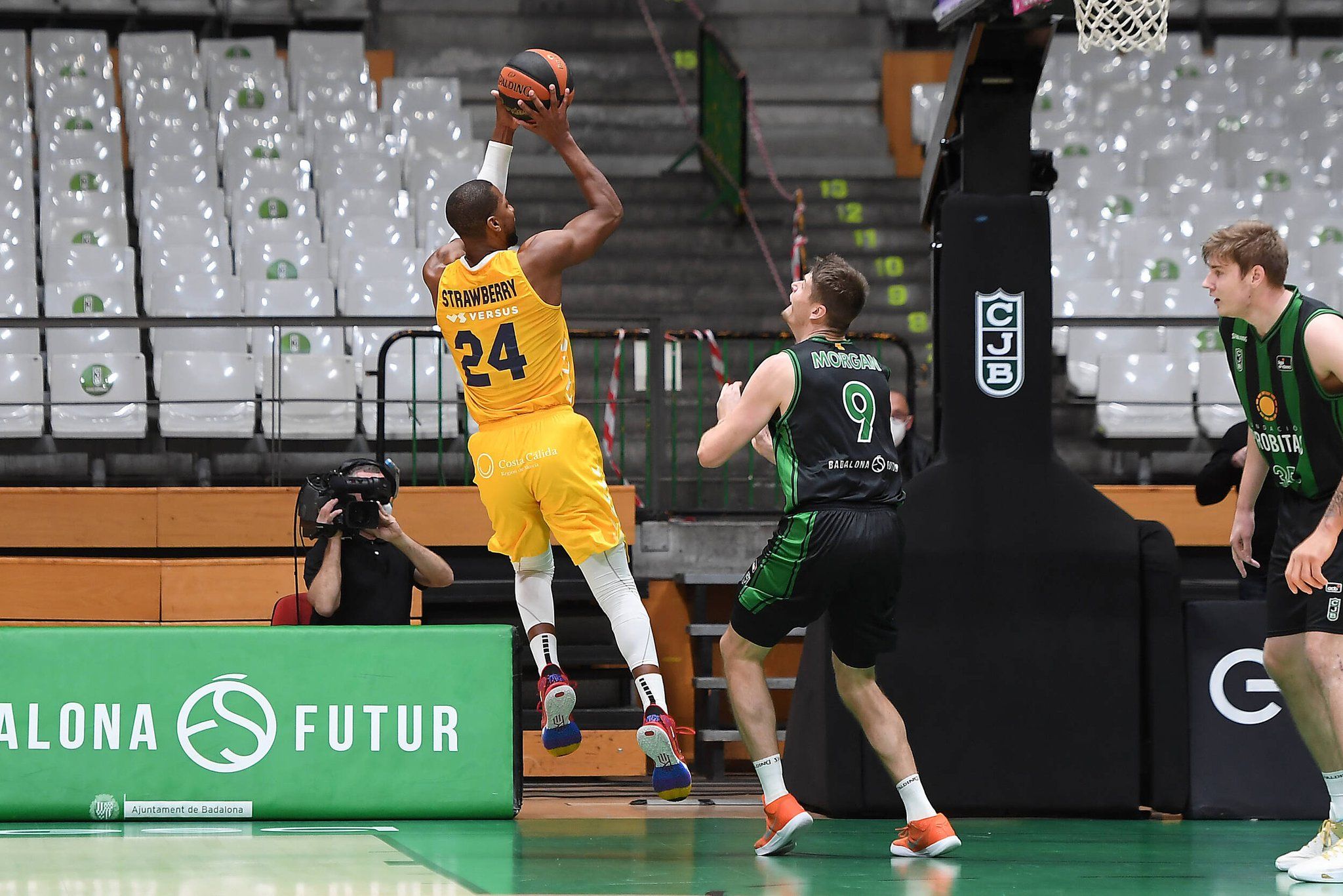 DJ Strawberry (24) trata de anotar ante Conor Morgan (9). Foto:@UcamMurcia