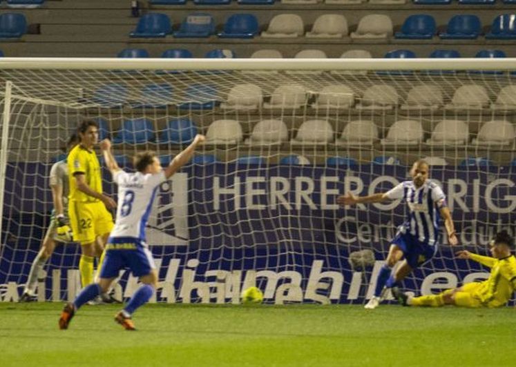 Momento en el que Yuri logra el 1-0 en un Ponferradina-Oviedo