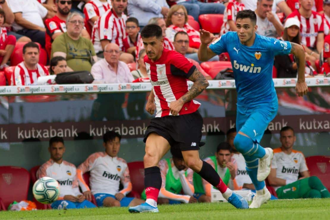 Yuri Berchiche en el partido contra el Valencia de la temporada 2019/2020