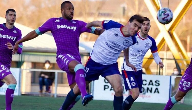 Briñol (Mutilvera) anotando el 1-0 en el partido de Copa del Rey ante el Real Betis