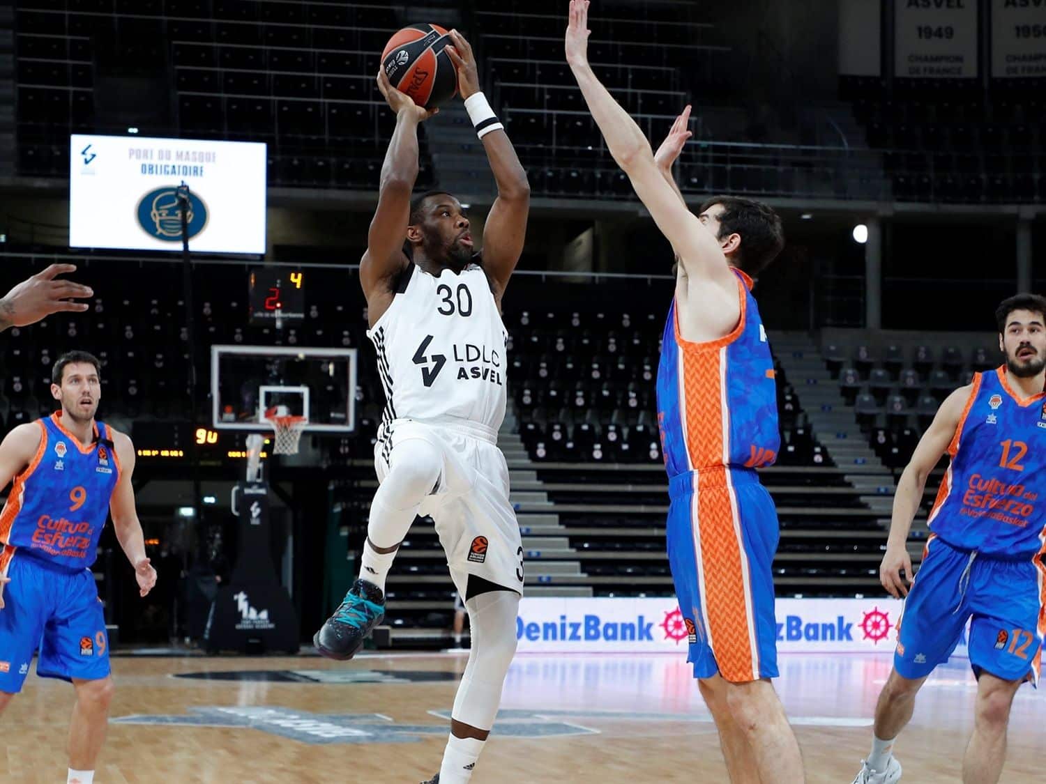 Norris Cole lanzando por encima de la defensa de Guillem Vives. Fuente: Turkish Airlines Euroleague.