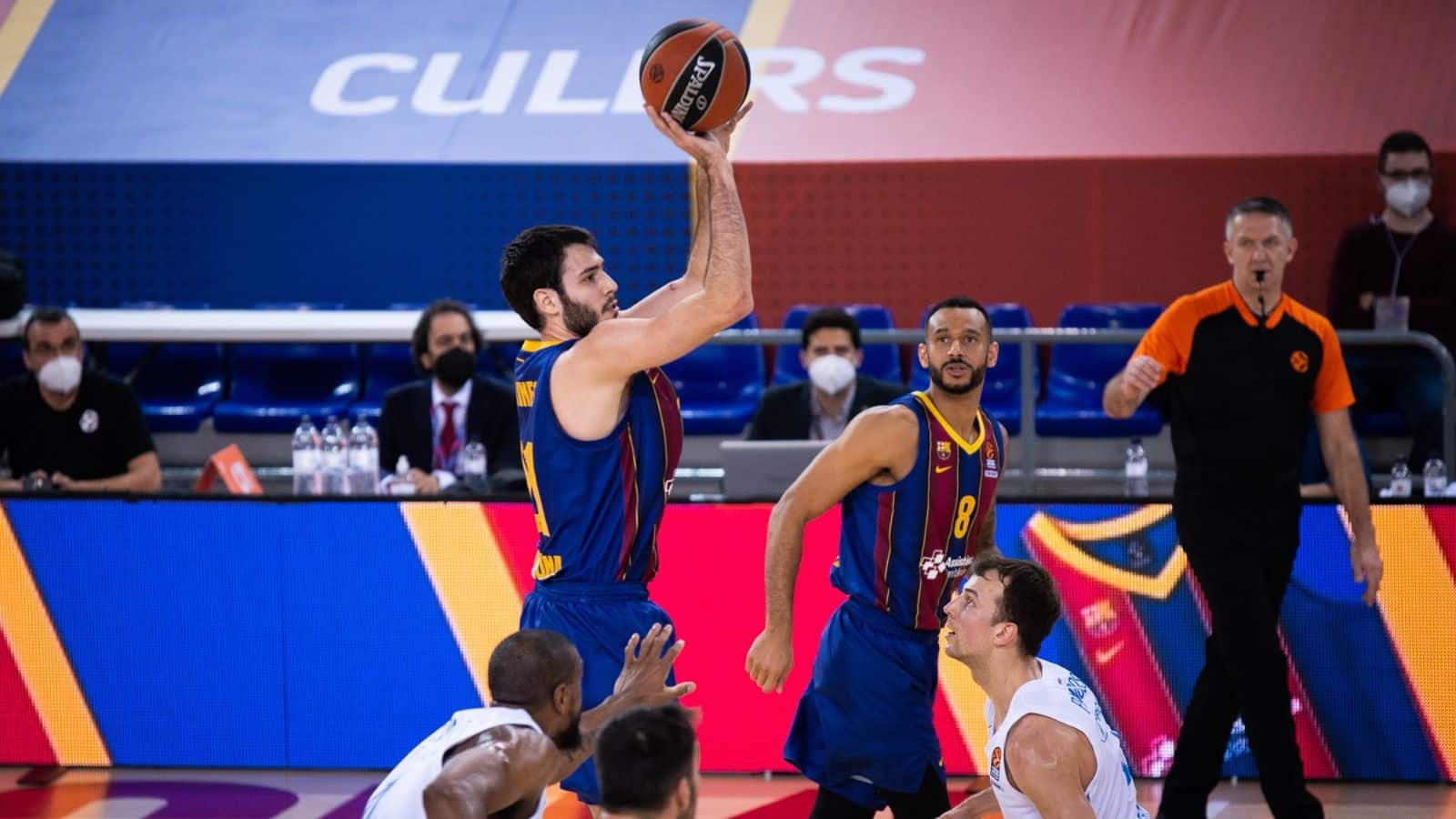 Álex Abrines trata de anotar una canasta ante la presencia de varios rivales. Foto: FCBasket