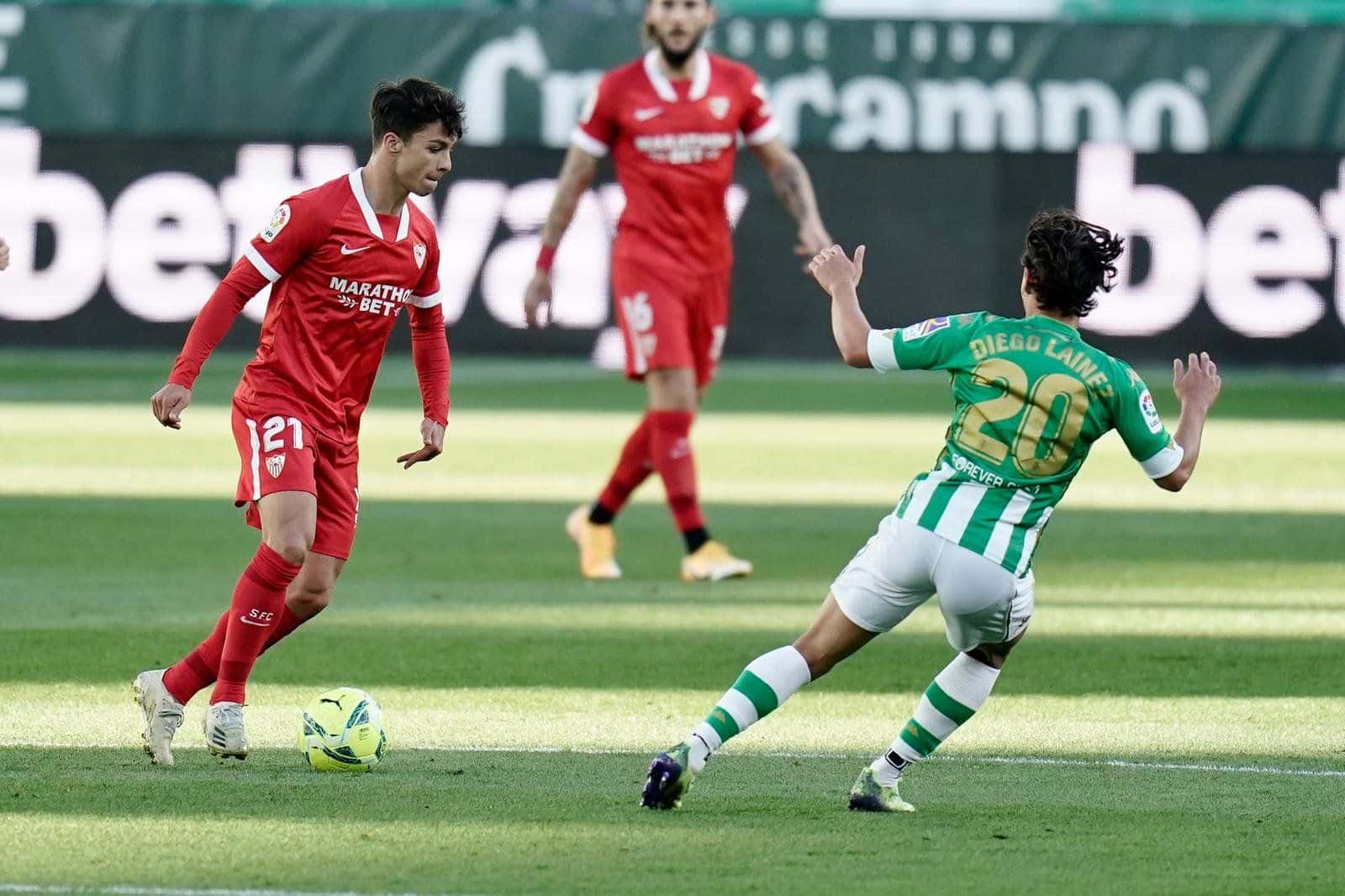 Oliver Torres ante la presión de Diego Laínez en un derbi en 2021 Fuente: https://twitter.com/SevillaFC/status/1345394864020713472/photo/1