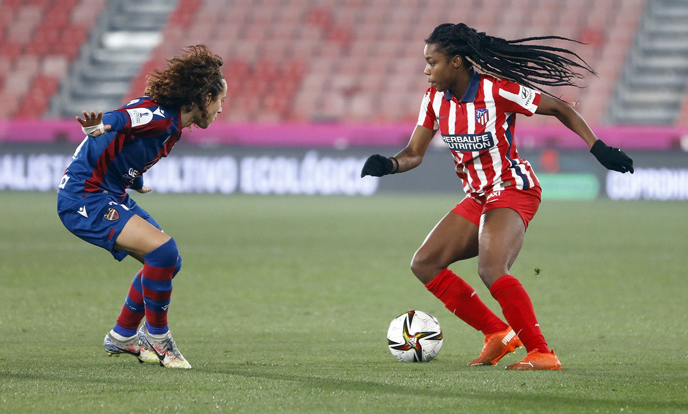 La parcela defensiva granota se vio superada en la mayoría de jugadas de banda.
Fuente: https://twitter.com/AtletiFemenino
