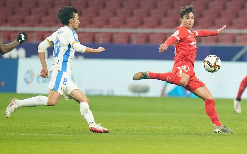 Óliver Torres intenta un golpeo en un partido | Imagen: Sevilla FC