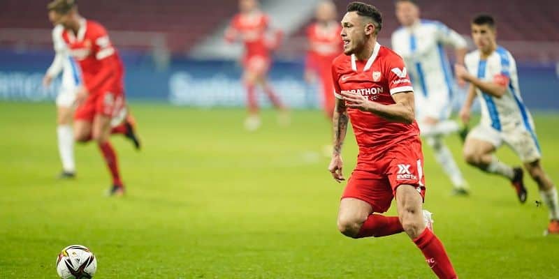 Ocampos encara la portería rival al contraataque | Imagen: Sevilla FC