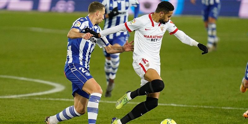 En-Nesyri lucha con Lejeune por el balón | Imagen: Sevilla FC