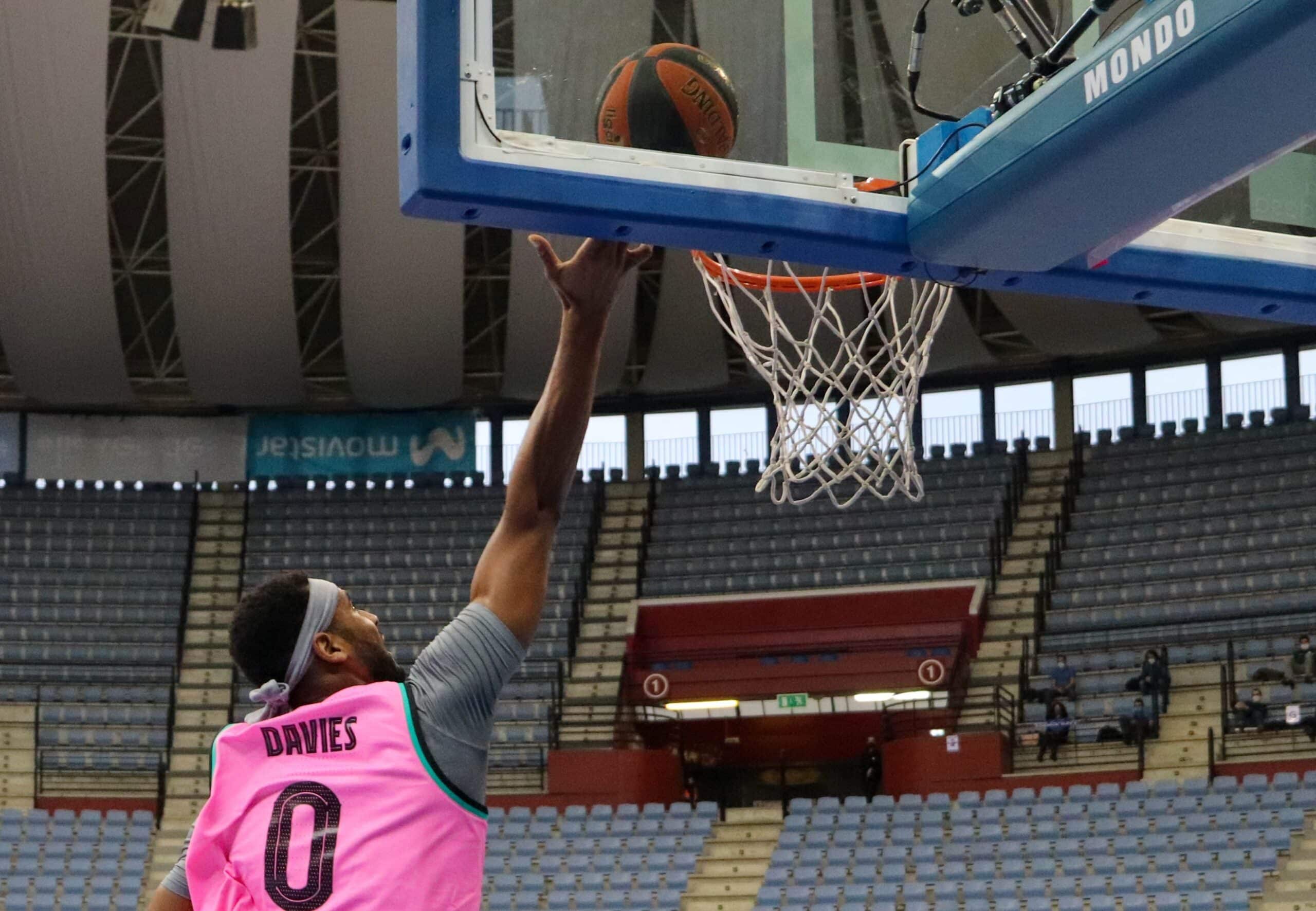 Brandon Davies anotando ante el Acunsa GBC (Fuente: Twitter @FCBbasket)