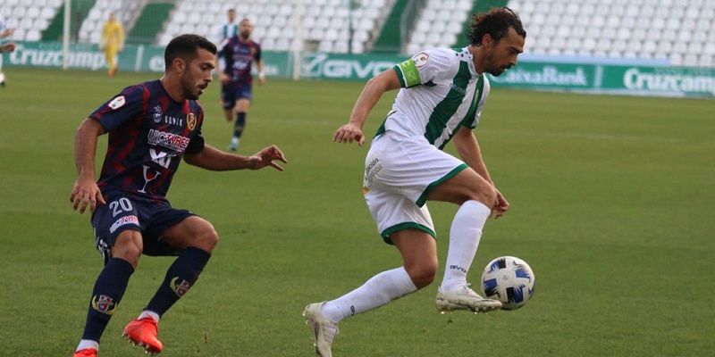 Miguel de las Cuevas intenta controlar el esférico | Imagen: Córdoba CF