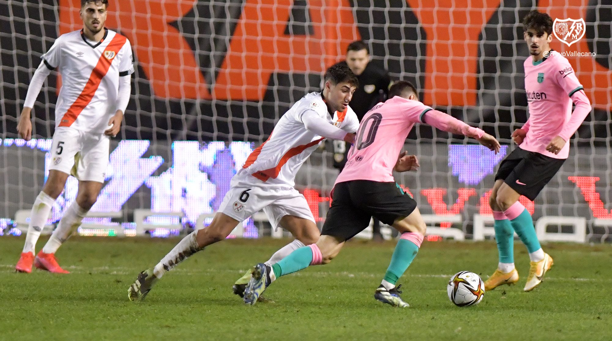 Partido muy serio del Rayo Vallecano ante un Barcelona que sufrió hasta el final.
Fuente: https://twitter.com/RayoVallecano/status/1354539362143395844/photo/1