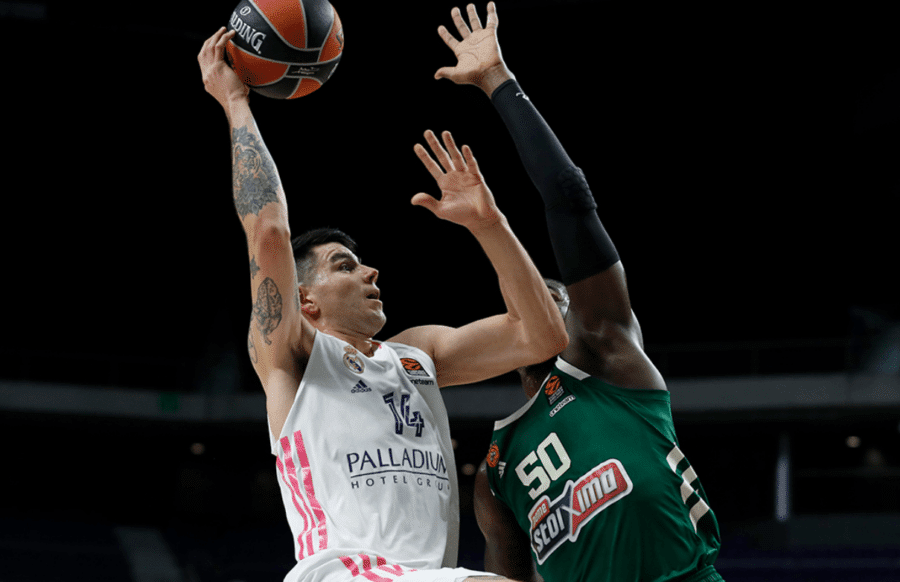 Gabriel Deck lanza a canasta ante Ben Bentil en un Real Madrid - Panathinaikos OPAP Athens. Foto: Real Madrid.