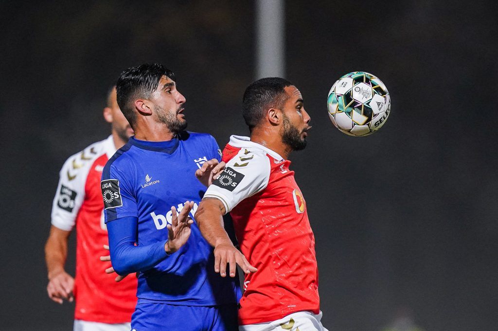 Guilherme Schettine controla un balón en un choque del SC Braga