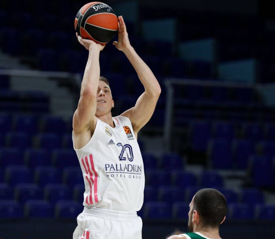 Jaycee Carroll tira a canasta ante Eleftherios Bochoridis en un Real Madrid - Panathinaikos OPAP Athens. Foto: Real Madrid.