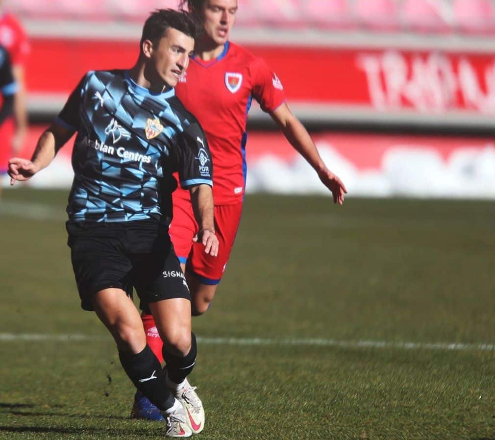 Aitor Buñuel después de dar un pase en el duelo copero ante el Numancia