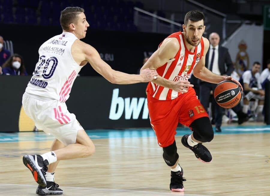 Ognjen Dobric bota el balón ante Jaycee Carroll en un Real Madrid - Crvena Zvezda mts Belgrade. Foto: Turkish Airlines Euroleague.