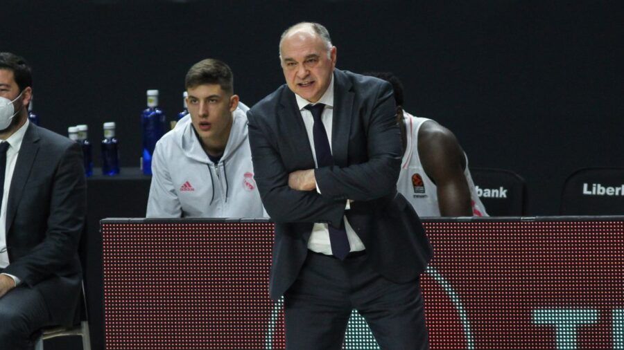 Pablo Laso da instrucciones a sus jugadores en un partido como entrenador del Real Madrid. Foto: Europa Press.
