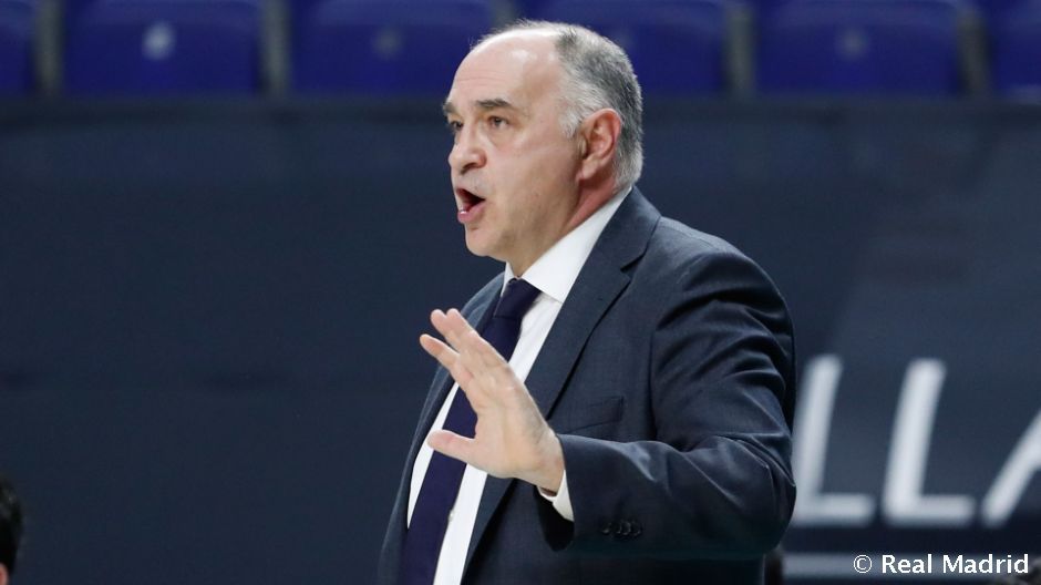 Pablo Laso da instrucciones a sus jugadores en un partido como entrenador del Real Madrid. Foto: Real Madrid.