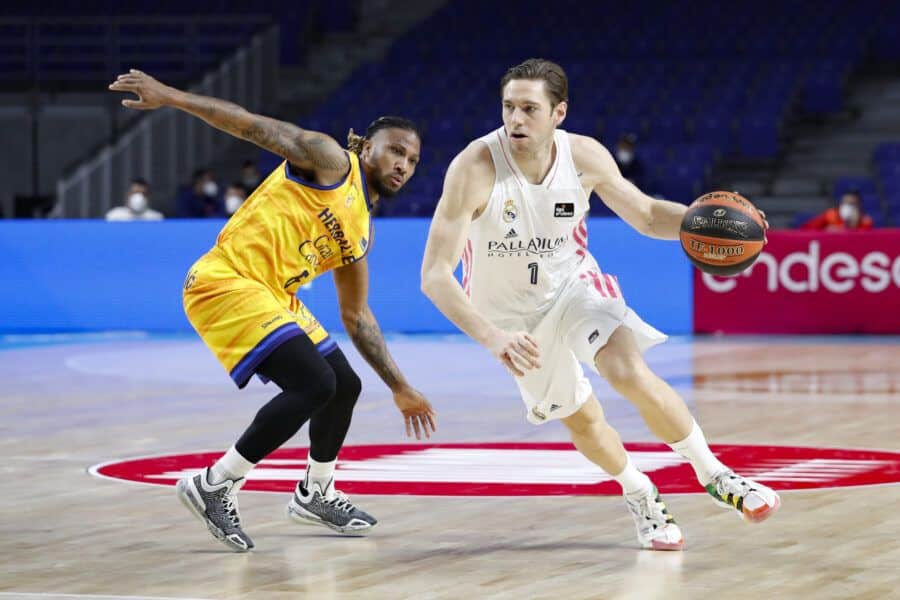 Fabien Causeur bota el balón ante Andrew Albicy en un Real Madrid - Herbalife Gran Canaria. Foto: Liga Endesa.