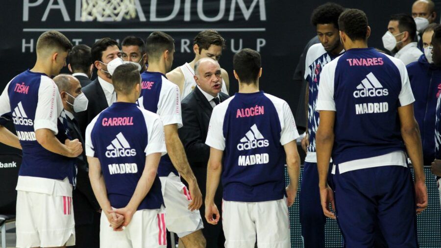 Pablo Laso da instrucciones a los jugadores del Real Madrid en un partido. Foto: Europa Press.
