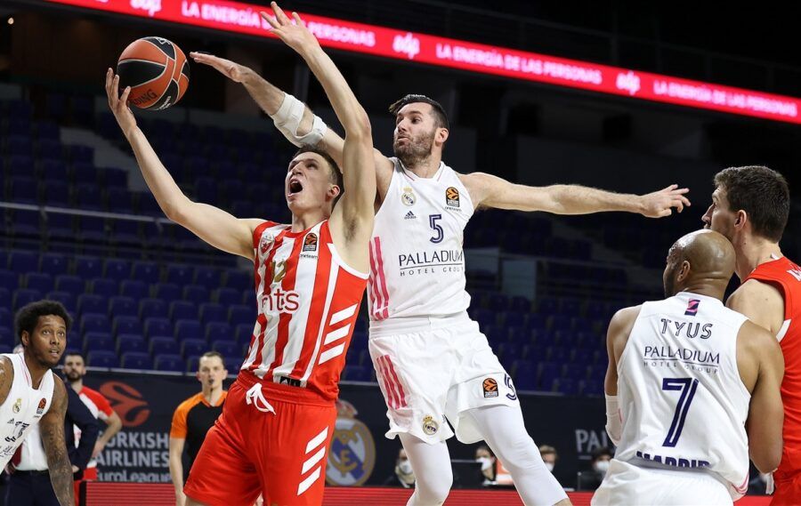 Rudy Fernández tapona a Aleksa Radanov en un Real Madrid - Crvena Zvezda mts Belgrade. Foto: Turkish Airlines Euroleague.