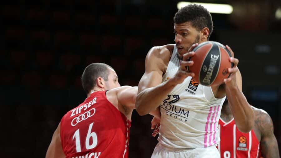 Walter Tavares tiene el balón ante Paul Zipser en un FC Bayern Munich - Real Madrid. Foto: Real Madrid.
