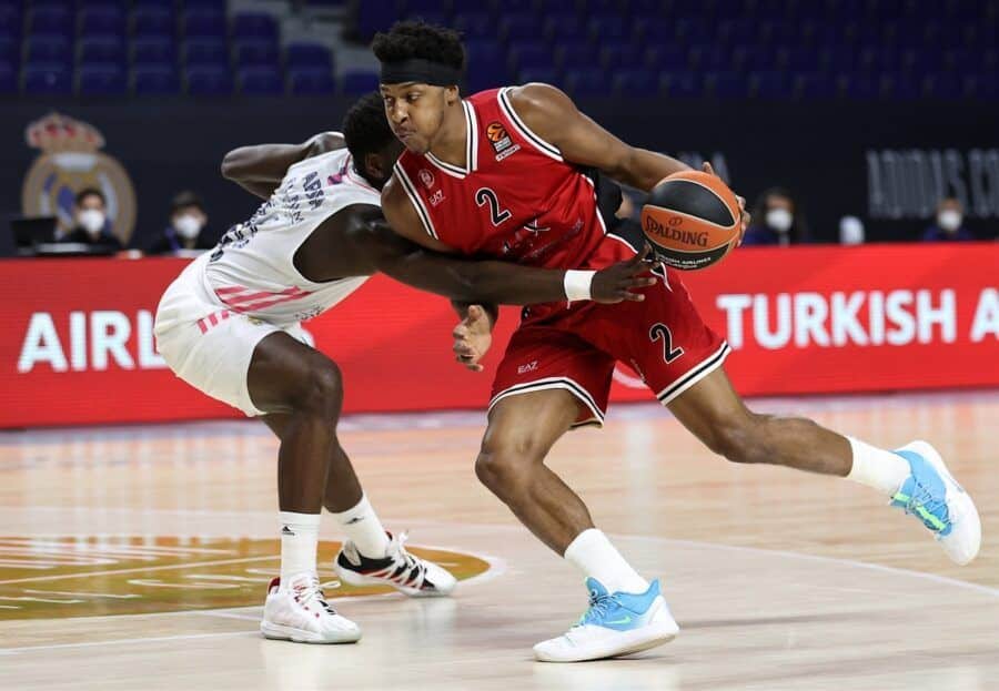 Zach LeDay bota ante Usman Garuba en un Real Madrid - AX Armani Exchange Milan. Foto: Turkish Airlines Euroleague.