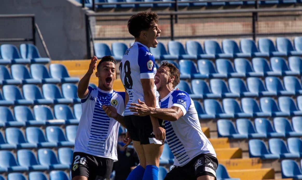 Abde, en el centro, celebra un gol con el Hércules