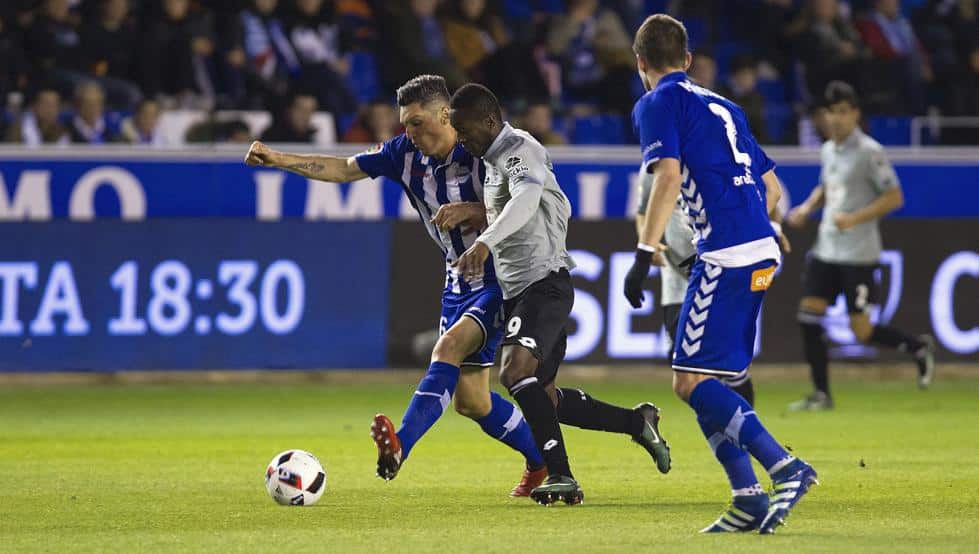 Lance de un encuentro de Copa entre Alavés y Dépor