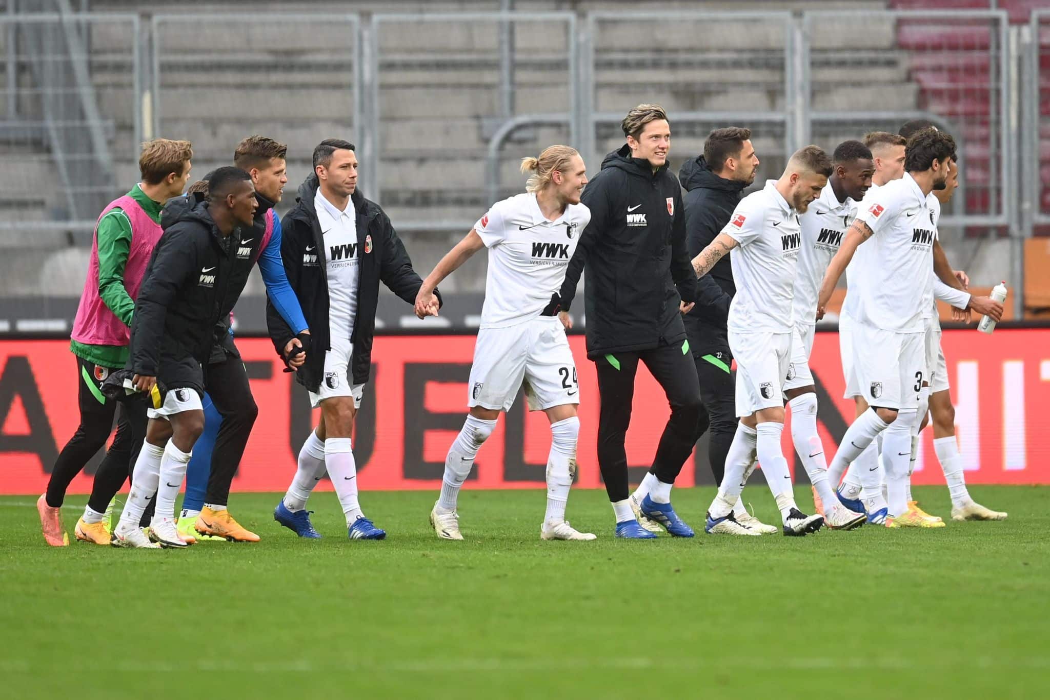 El Augsburg ya sabe lo que es ganar al Borussia Dortmund esta temporada. Foto: Christof Stache (AFP)