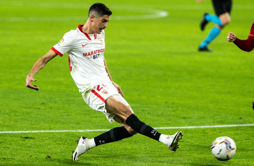 Carlos Fernández en un partido con el Sevilla