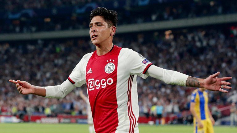 Edson Álvarez en un partido de Champions League con el Ajax