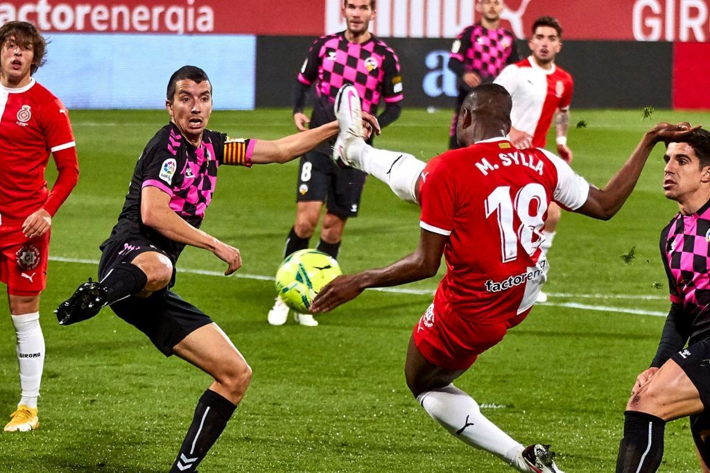 Pedro Capó (Sabadell) y Mamadou Sylla (Girona) en la disputa por un balón