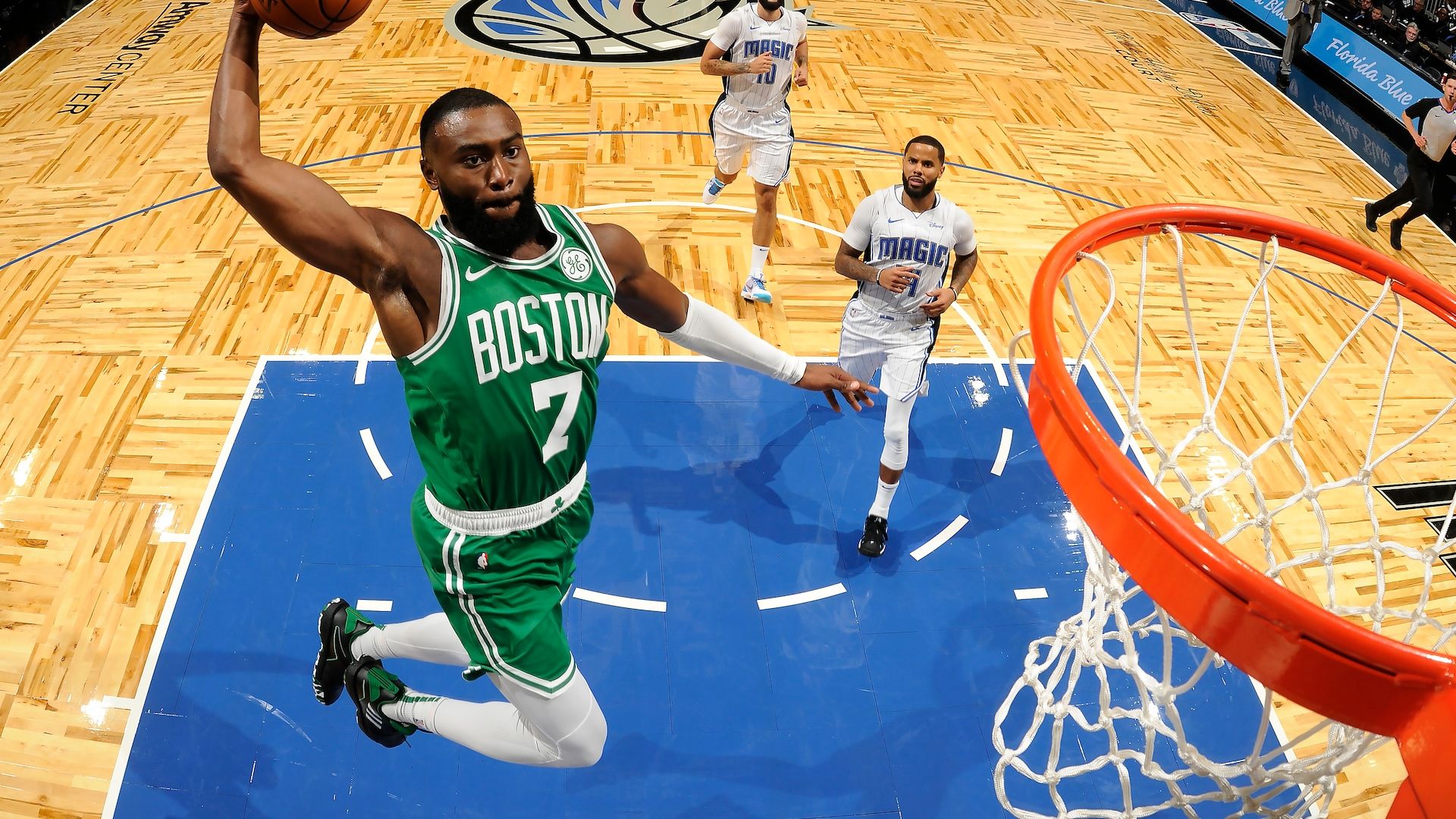 Jaylen Brown desafía el espaciotiempo