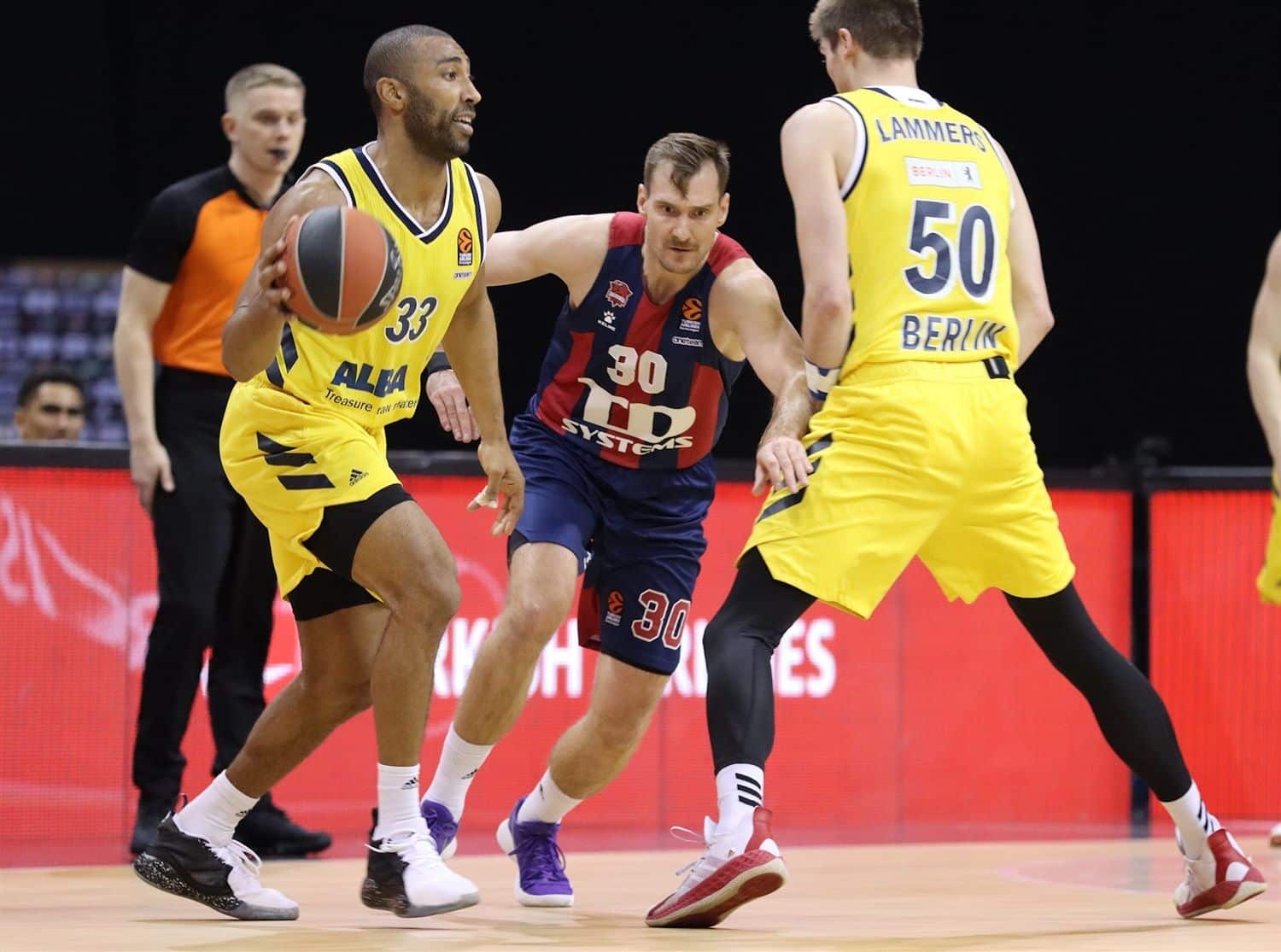 Jayson Granger se dispone a dar un pase ante la defensa de Zoran Dragic. Foto: Euroleague