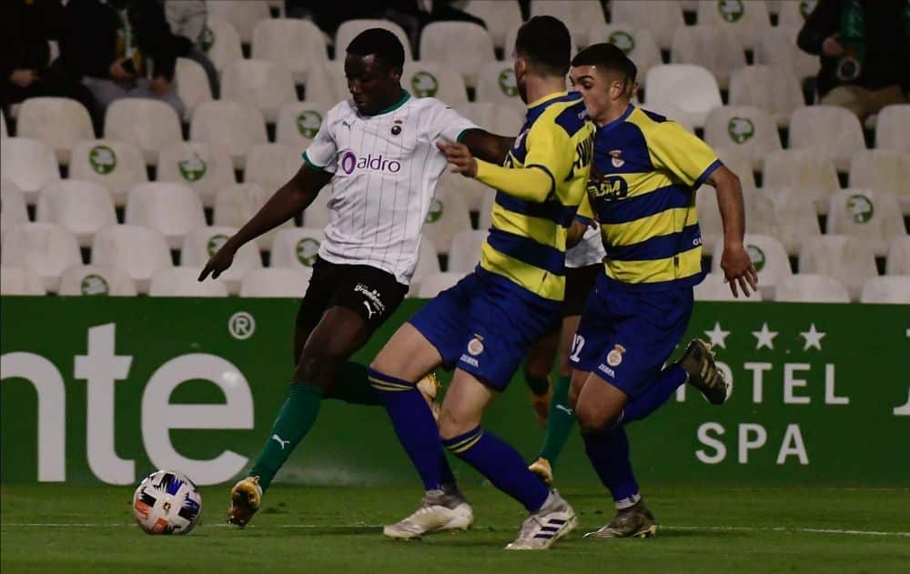 Soko conduce el balón en un Racing - Real Unión