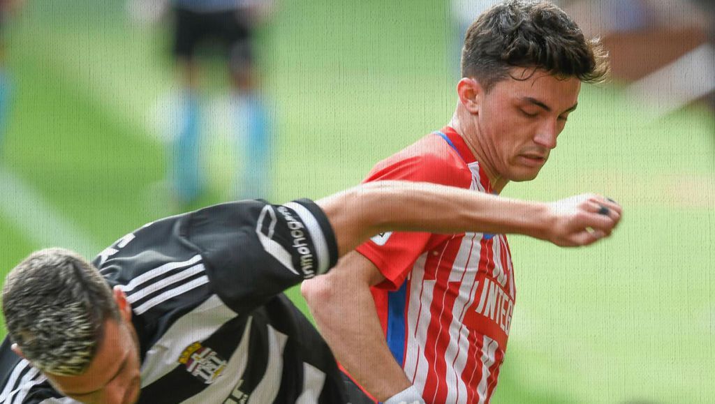 Gallar y Manu García en un partido entre el Sporting y el Cartagena