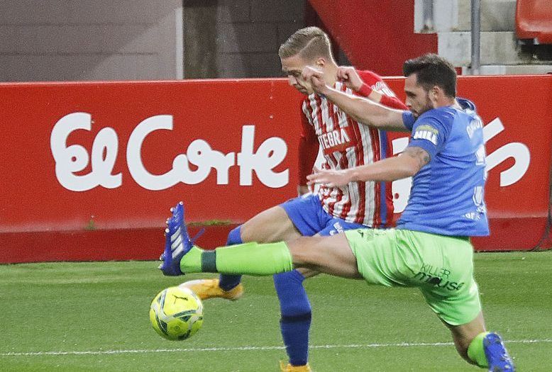 Čumić pugna un balón con Glauder en un Sporting-Fuenlabrada