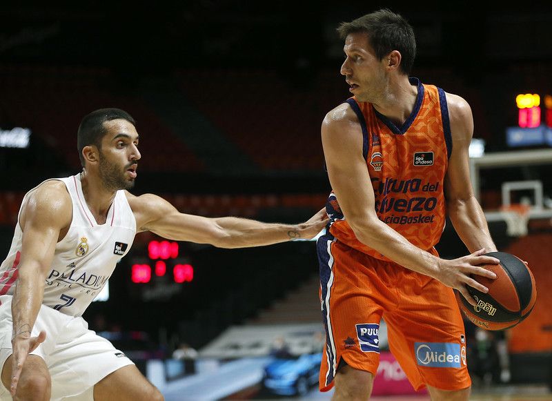 Sam Van Rossom durante el último duelo contra el Real Madrid y Facundo Campazzo en Liga Endesa. Fuente: VBC (M.A. Polo).