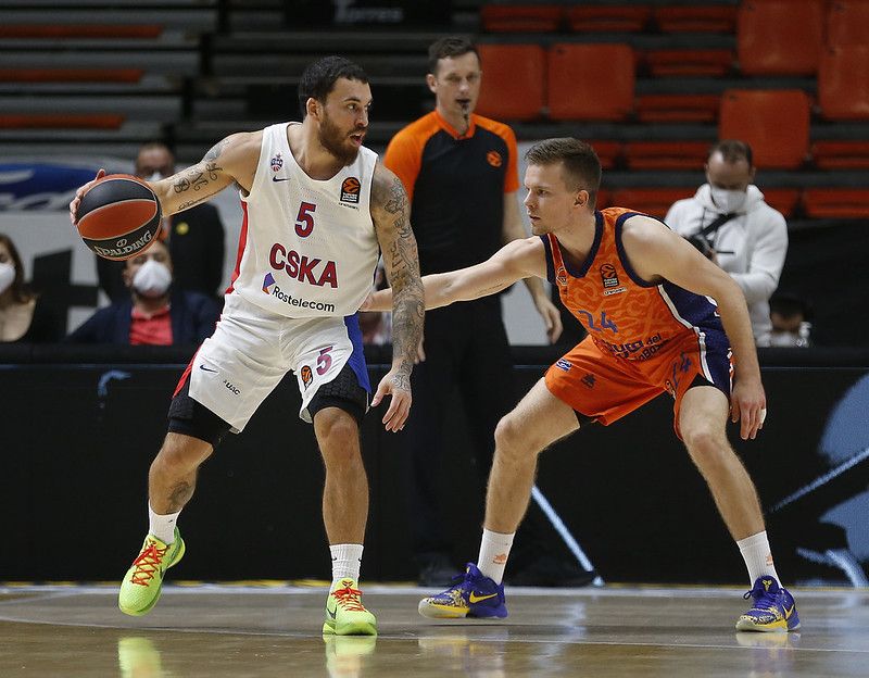 Dos de los mayores protagonista del intenso duelo en la Fontenta. Fuente: Valencia Basket (M.A. Polo).