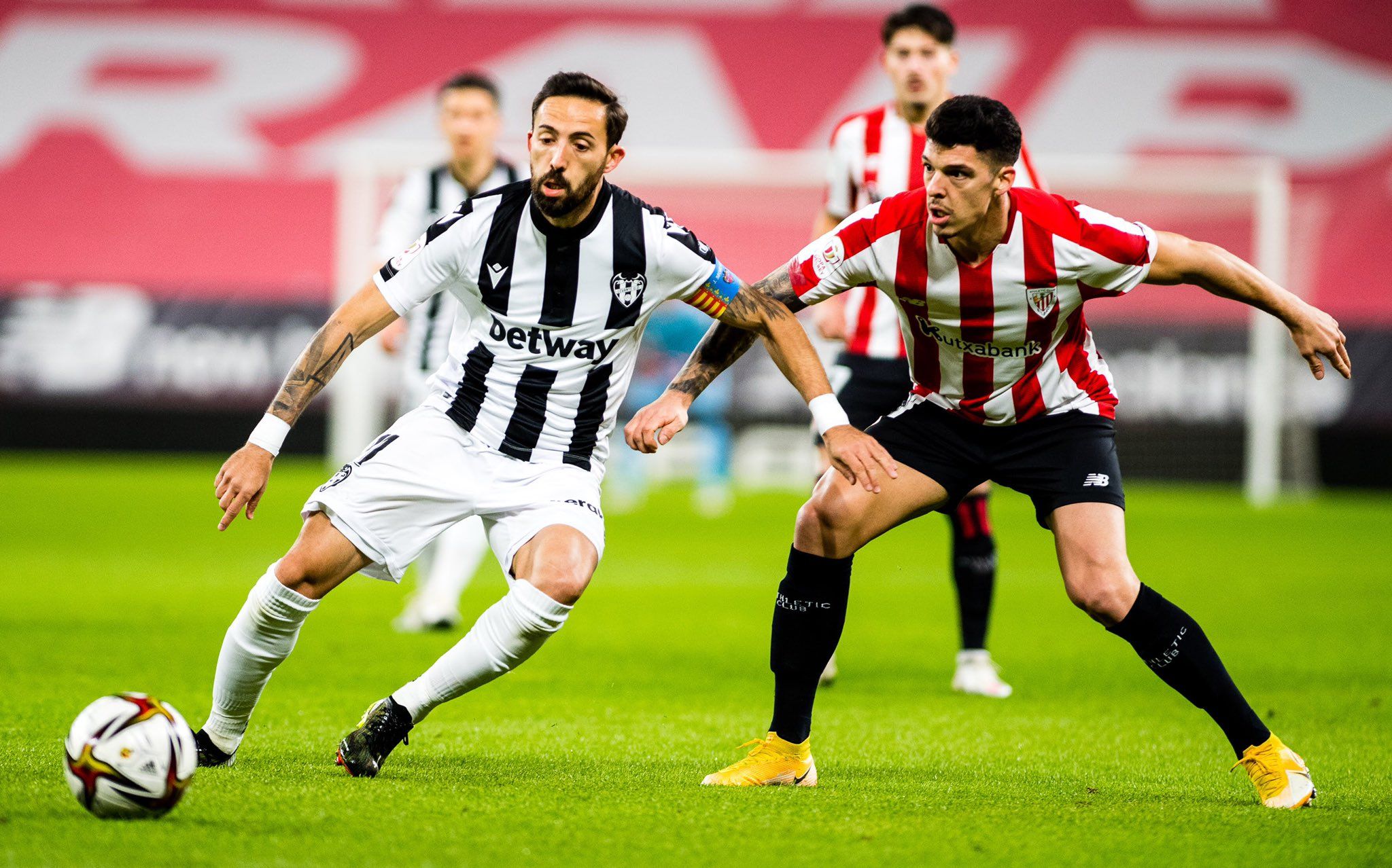 Lance de la ida de la semifinal entre el Athletic Club y el Levante UD