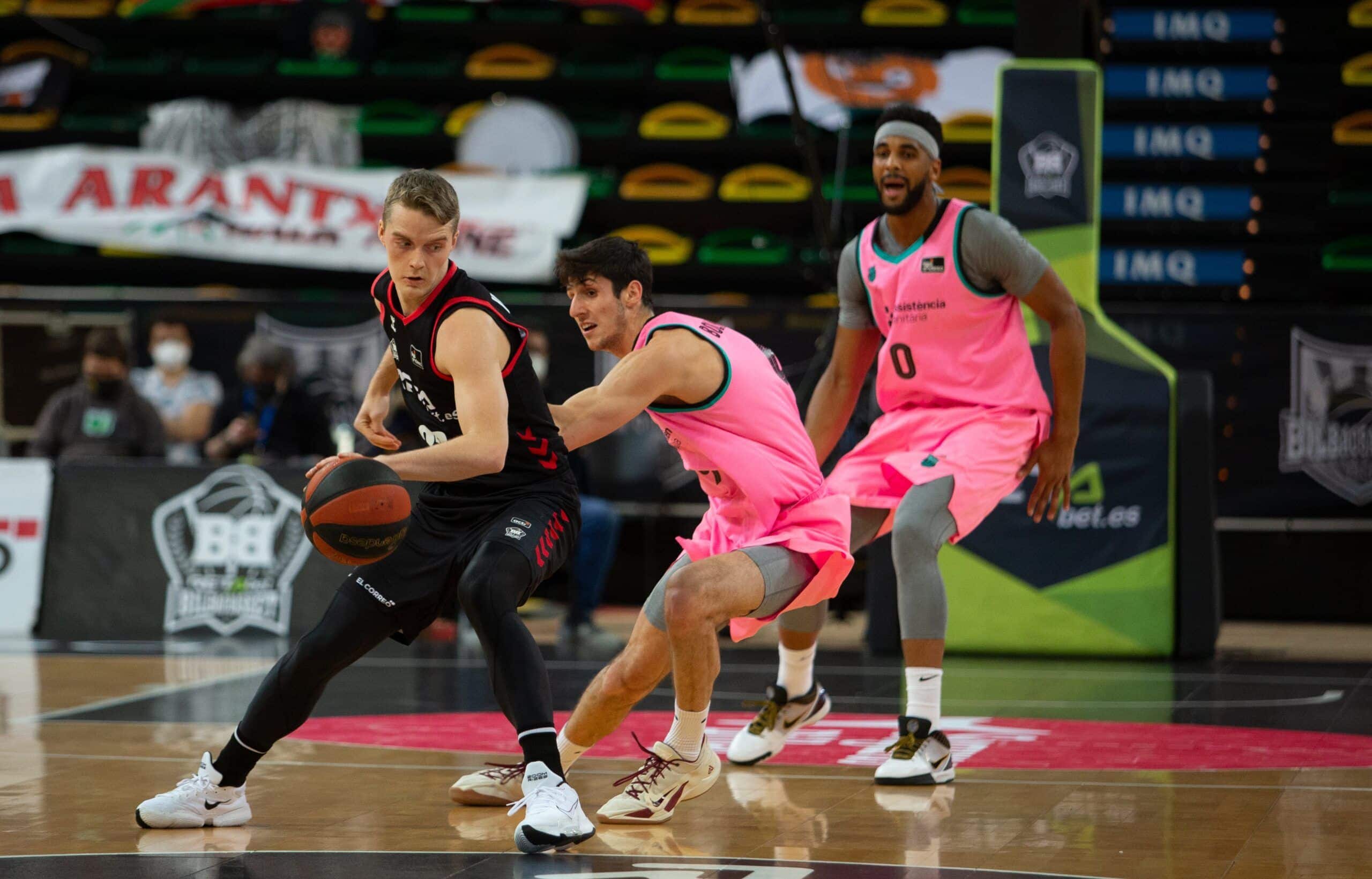 Hakanson con el balón delante de Bolmaro  y Davies (Fuente: Twitter @FCBbasket)