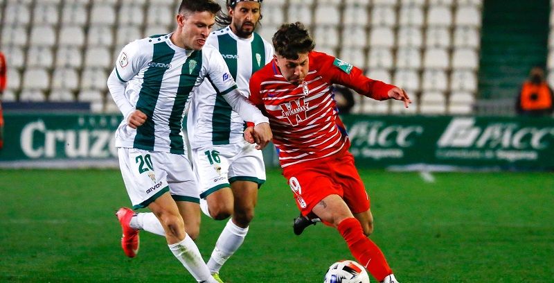 Pugna por el balón | Imagen: Granada CF