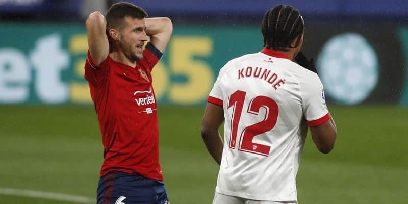 Oier lamenta su tiro al palo | Imagen: CA Osasuna