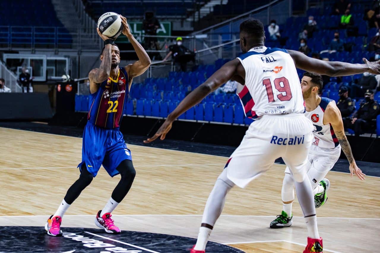 Corey Higgins anotando delante de Fall (Fuente: Twitter @FCBbasket)