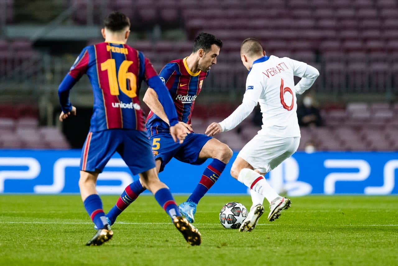 Busquets controla un balón ante la presencia de Verrati.
Fuente: https://twitter.com/FCBarcelona_es