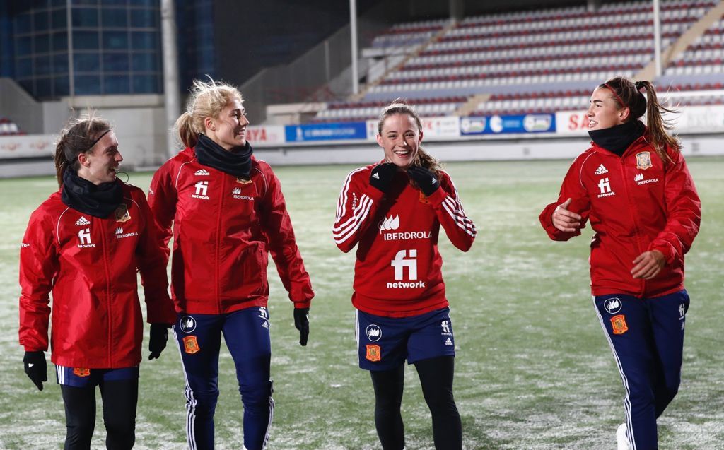 Las jugadoras españolas testando el terreno de juego y adaptándose a  las condiciones 
climatológicas.
Fuente: